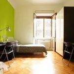 Rent 4 bedroom apartment in Milan