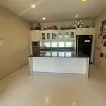 Rent 4 bedroom house of 520 m² in Chang Wat Samut Prakan