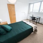 Rent 3 bedroom flat in Leeds