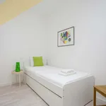 Rent 5 bedroom apartment of 65 m² in Porto