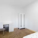 Rent a room of 70 m² in porto