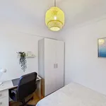 Rent a room of 77 m² in Zaragoza