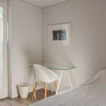 Rent a room of 100 m² in porto