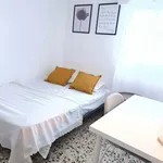 Rent a room of 100 m² in Sevilla