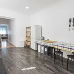 Rent a room of 100 m² in lisbon