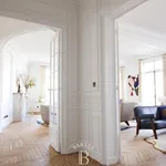 Rent 8 bedroom apartment of 265 m² in Paris