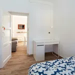 Rent a room of 140 m² in Sevilla