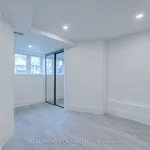 Maison de 699 m² avec 2 chambre(s) en location à Toronto