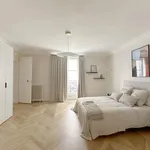 Rent 6 bedroom apartment of 212 m² in Paris