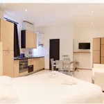 Rent 1 bedroom apartment of 45 m² in Milano