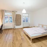 Rent a room of 145 m² in Munich