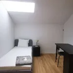 Rent a room of 150 m² in porto