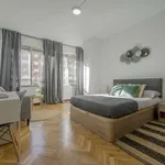 Rent a room of 220 m² in madrid