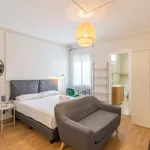 Rent 1 bedroom apartment of 35 m² in Barcelona