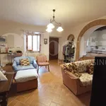 Rent 5 bedroom house of 200 m² in Spoleto