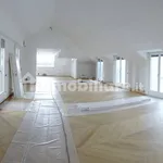 Affitto 5 camera casa di 327 m² in Bergamo