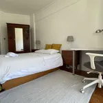 Rent a room of 100 m² in lisbon