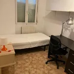 Rent a room of 80 m² in Zaragoza