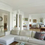 Rent 6 bedroom apartment of 210 m² in Paris