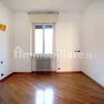 Rent 5 bedroom apartment of 200 m² in Milan