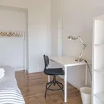 Rent a room of 100 m² in lisbon