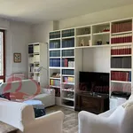 Affitto 7 camera appartamento di 145 m² in Firenze