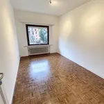 Face au Cinquantenaire, magnifique appartement de 170 m² comprenant : une entrée avec porte blindée, un vaste living, une cuisine entièrement équipée (taque + hotte, lave-vaisselle, machine à