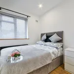 Rent 3 bedroom flat of 69 m² in Bromley