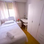 Rent 4 bedroom apartment in Valencia