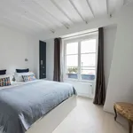 Rent 1 bedroom apartment of 660 m² in Paris