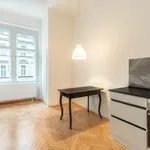 Pronajměte si 3 ložnic/e byt o rozloze 93 m² v Capital City of Prague