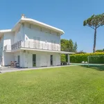 Rent 5 bedroom house of 320 m² in Roma