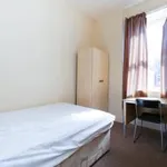 Rent 3 bedroom flat in Heaton