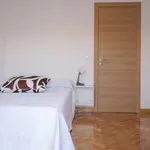 Rent a room of 240 m² in madrid