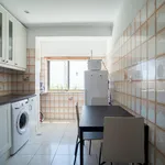 Alugar 2 quarto apartamento de 77 m² em Charneca de Caparica