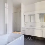 Rent 6 bedroom apartment of 210 m² in Paris