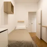 Rent 6 bedroom apartment of 118 m² in Barcelona