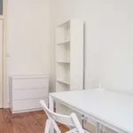 Rent a room of 120 m² in lisbon