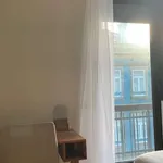 Rent a room of 180 m² in porto