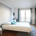 Rent 4 bedroom apartment in Paris