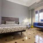 Rent a room of 175 m² in Valencia