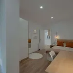 Rent 4 bedroom apartment of 90 m² in barcelona