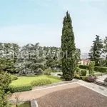 Rent 10 bedroom house of 300 m² in Mozzo