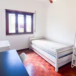 Rent a room of 100 m² in lisbon