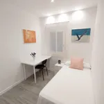 Rent 4 bedroom apartment in Barcelona