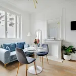 Rent 1 bedroom apartment of 280 m² in Paris