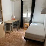 Rent a room of 80 m² in Zaragoza