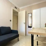 Rent a room of 110 m² in Sevilla