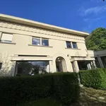 Quartier Cavell/Montjoie, magnifique villa de style Art Deco de +/- 350m2 habitable. Elle se compose de 5 chambres, d'un hall, d'un séjour (60m²) avec feu ouvert, d'un salon télé, d'une salle à