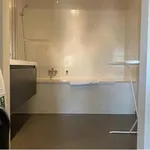 Madou/UE, proximité commerces et transports en commun. Superbe appartement meublé se composant comme suit : beau séjour lumineux, cuisine américaine suréquipée, deux chambres dont une salle ave